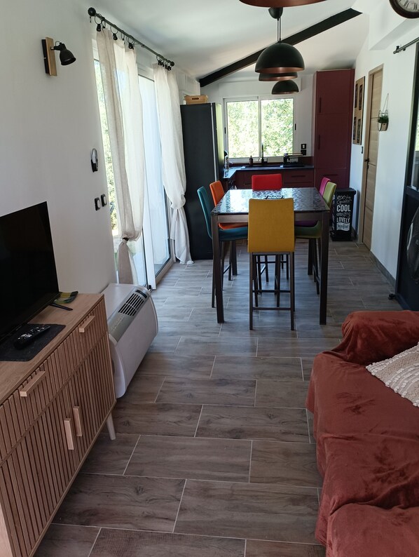 Living area - New 2-room house in property annex in Green Provence (Forcalqueiret)