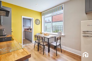 Fridge, microwave, oven, stovetop - Vacant Nest | Park View | 2 Bedroom | Wifi (County Durham)