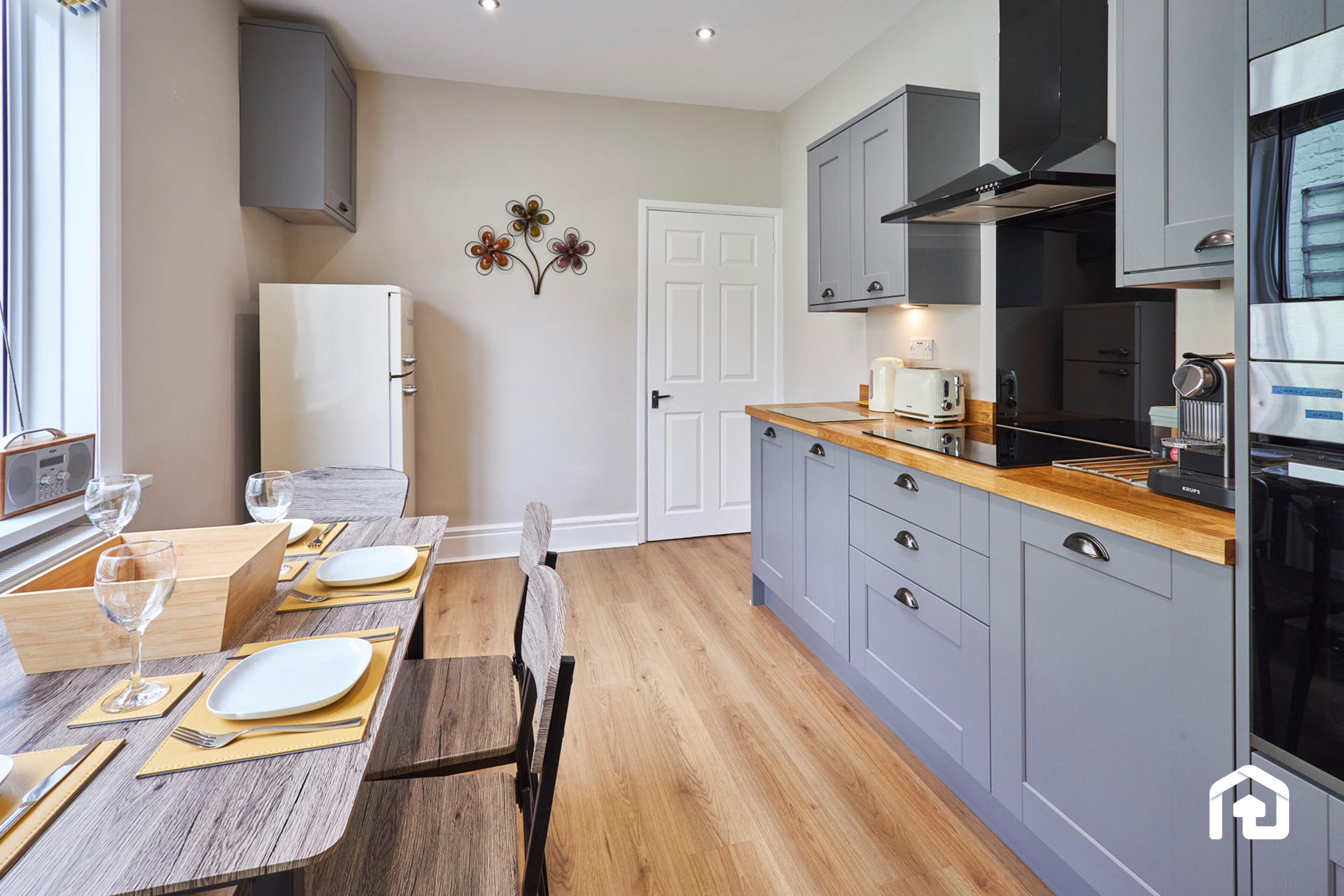 Frigorífic, microones, forn i placa de cuina 