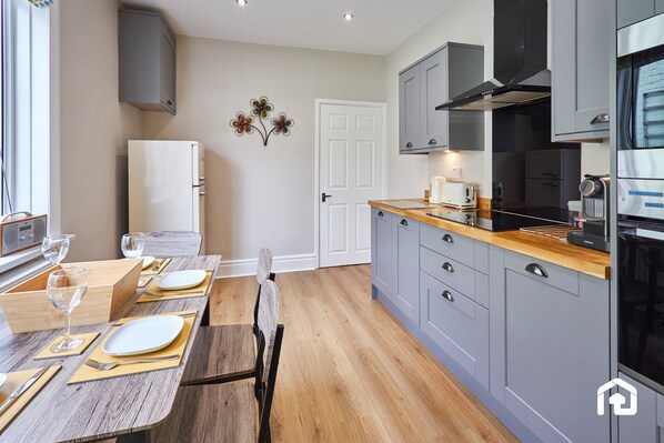 Fridge, microwave, oven, stovetop