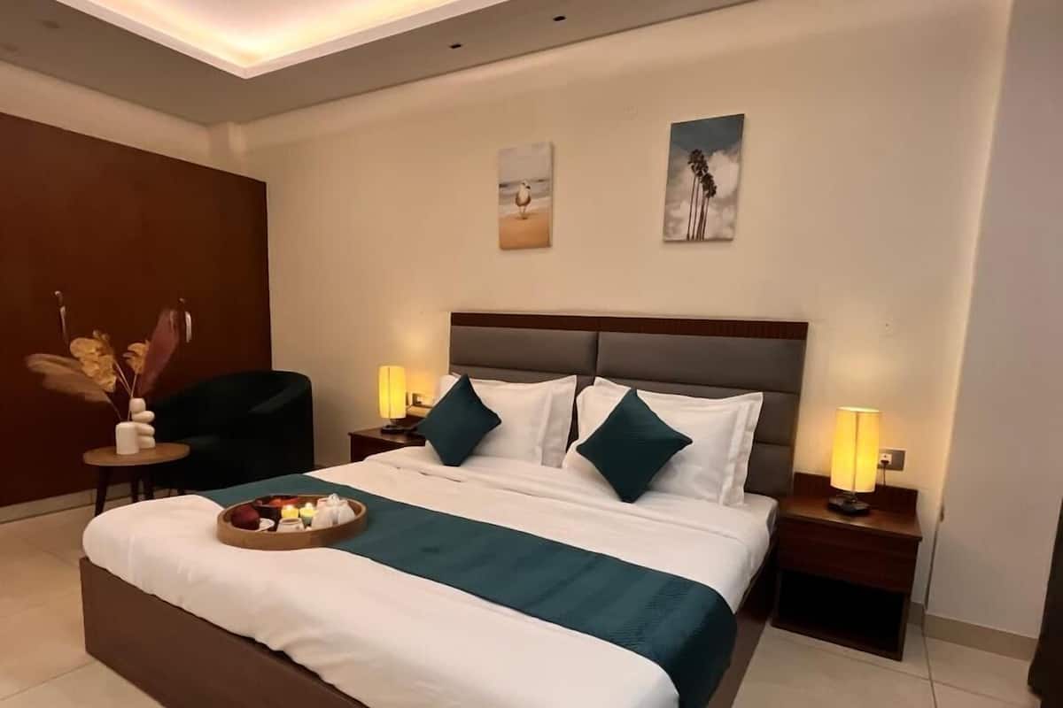 Deluxe Double Room | In-room safe, blackout drapes, soundproofing, iron/ironing board