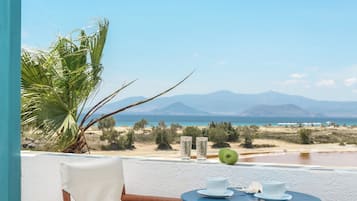 Comfort-Vierbettzimmer, Meerblick | Terrasse/Patio