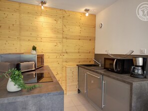 Réfrigérateur, four à micro-ondes, lave-vaisselle