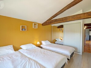 4 bedrooms, free WiFi - Spacious cottage for 12 with private garden and spa in Chevrières (Chevrières - Loire)