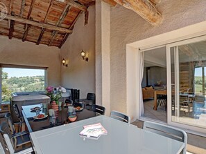 Outdoor dining - Spacious cottage for 12 with private garden and spa in Chevrières (Chevrières - Loire)