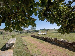 Property grounds - Spacious cottage for 12 with private garden and spa in Chevrières (Chevrières - Loire)