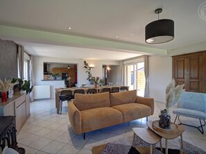 TV - Spacious cottage for 12 with private garden and spa in Chevrières (Chevrières - Loire)