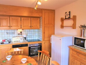 Réfrigérateur, four à micro-ondes, un four, lave-vaisselle