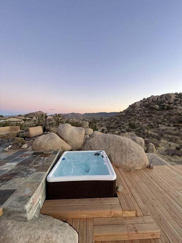 Outdoor spa tub