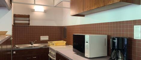 Réfrigérateur, four à micro-ondes