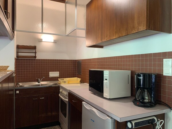 Réfrigérateur, four à micro-ondes