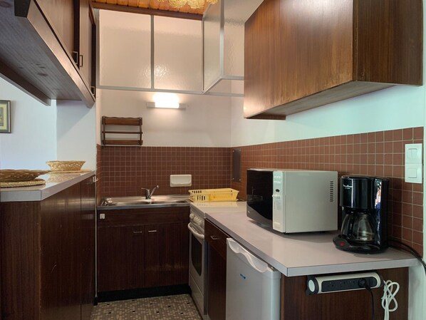 Réfrigérateur, four à micro-ondes