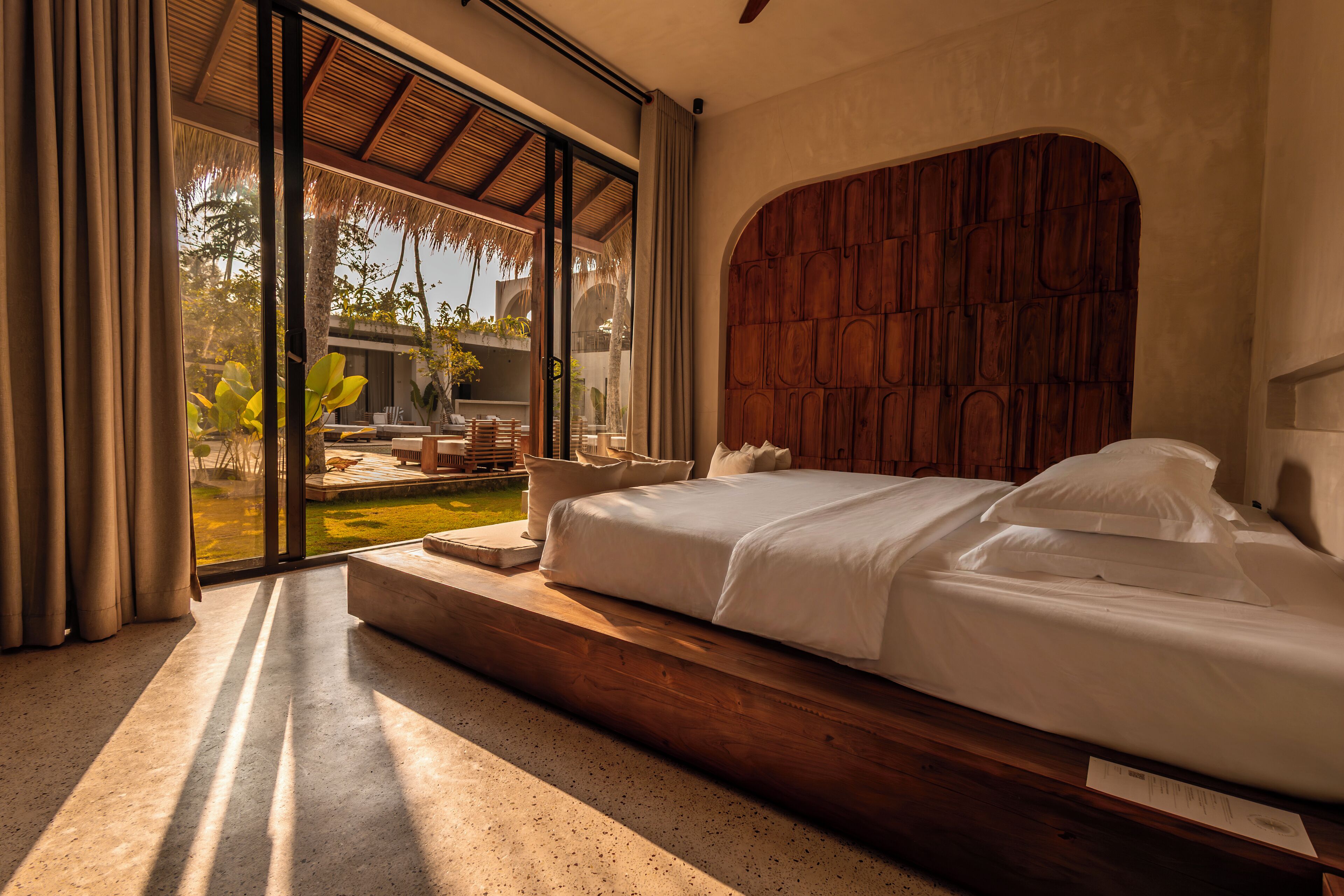 Camera doppia, vista piscina | Una cassaforte in camera, una scrivania, postazione laptop