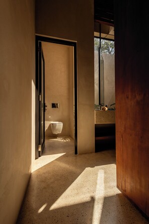 Dusj, hårføner, håndklær og såpe