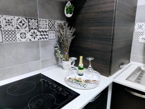 Micro-ondes, four, plaque de cuisson