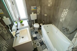 Toalettartikler (inkludert), hårføner, tøfler og håndklær