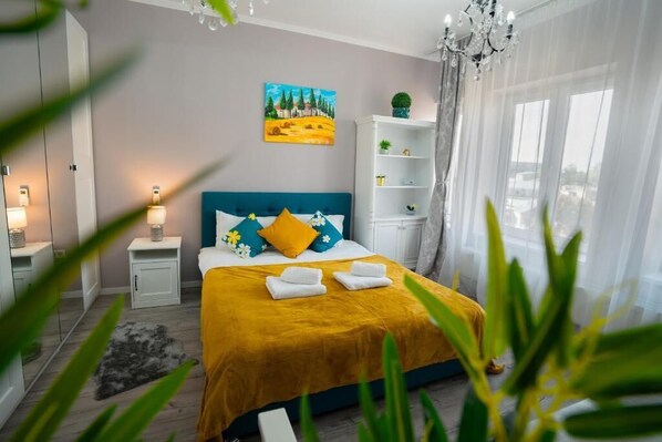 1 soverom, skrivebord, lydisolert og strykejern/-brett