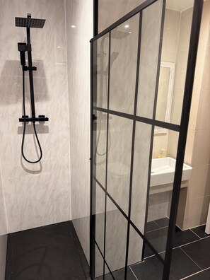 Shower, towels, toilet paper - The pink house (London)