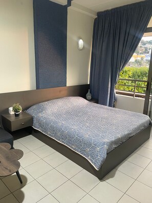 Iron/ironing board, Internet, bed sheets