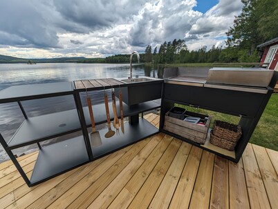 Mysig stuga med härlig utsikt över sjö och berg. Husdjurs vänligt!