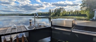 Mysig stuga med härlig utsikt över sjö och berg. Husdjurs vänligt!