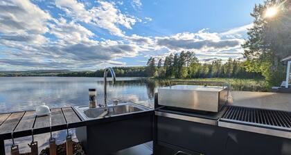 Mysig stuga med härlig utsikt över sjö och berg. Husdjurs vänligt!