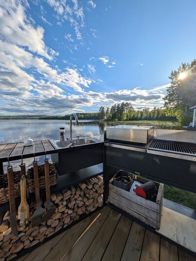 Mysig stuga med härlig utsikt över sjö och berg. Husdjurs vänligt!