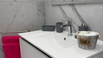 Dusche, Haartrockner, Bidet, Handtücher