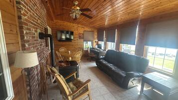 Una Smart TV, una chimenea, videojuegos, un reproductor de DVD