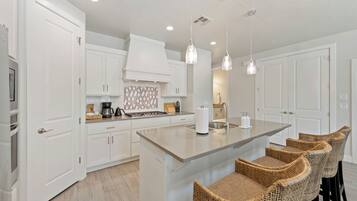 Kylskåp, mikrovågsugn, ugn och spishäll