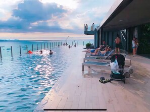 Pool - Sea View With Large Balcony at Central Pattaya (Pattaya)