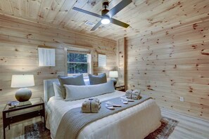 5 bedrooms, iron/ironing board, travel cot, free WiFi - Luxury Cabin with Hot Tub & Lake Views (Blue Ridge)