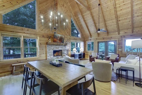 Luxury Cabin with Hot Tub & Lake Views