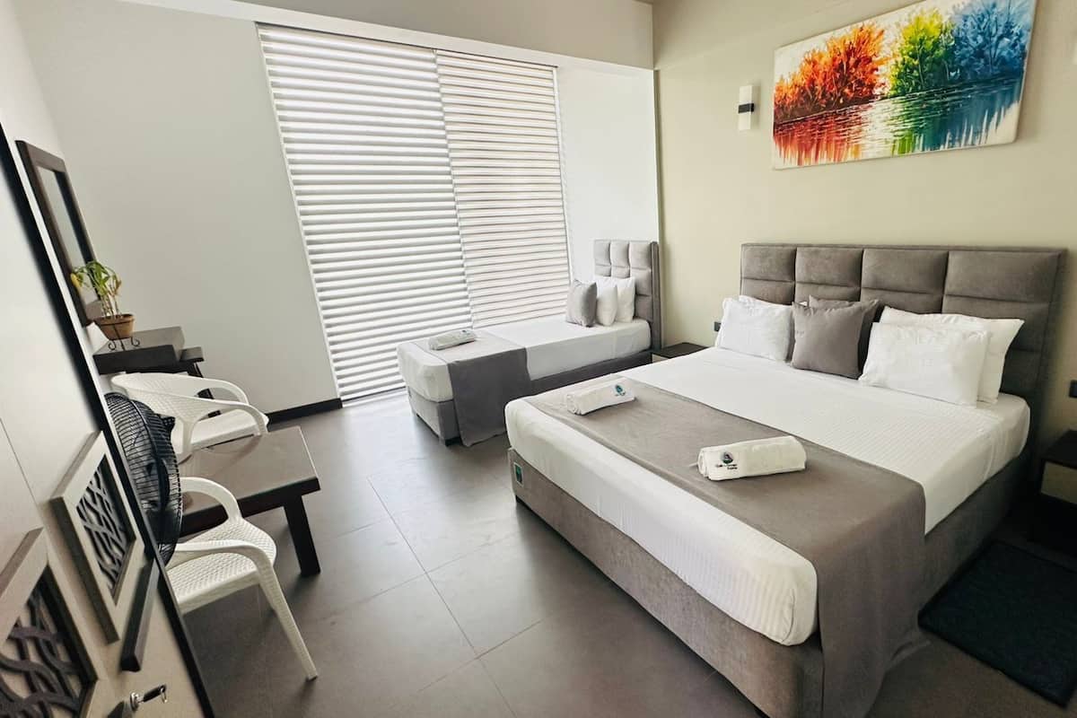 Quarto triplo, sacada, vista para a montanha | Wi-Fi de cortesia, roupa de cama