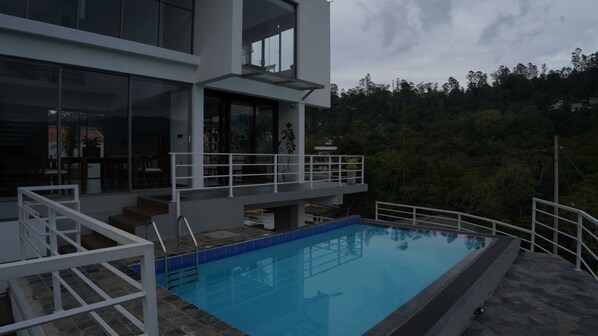 6 outdoor pools