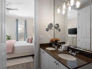 Een haardroger, handdoeken