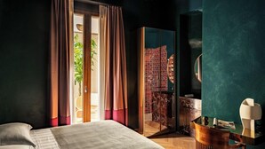 Un dormitorio con cama, escritorio y armario.