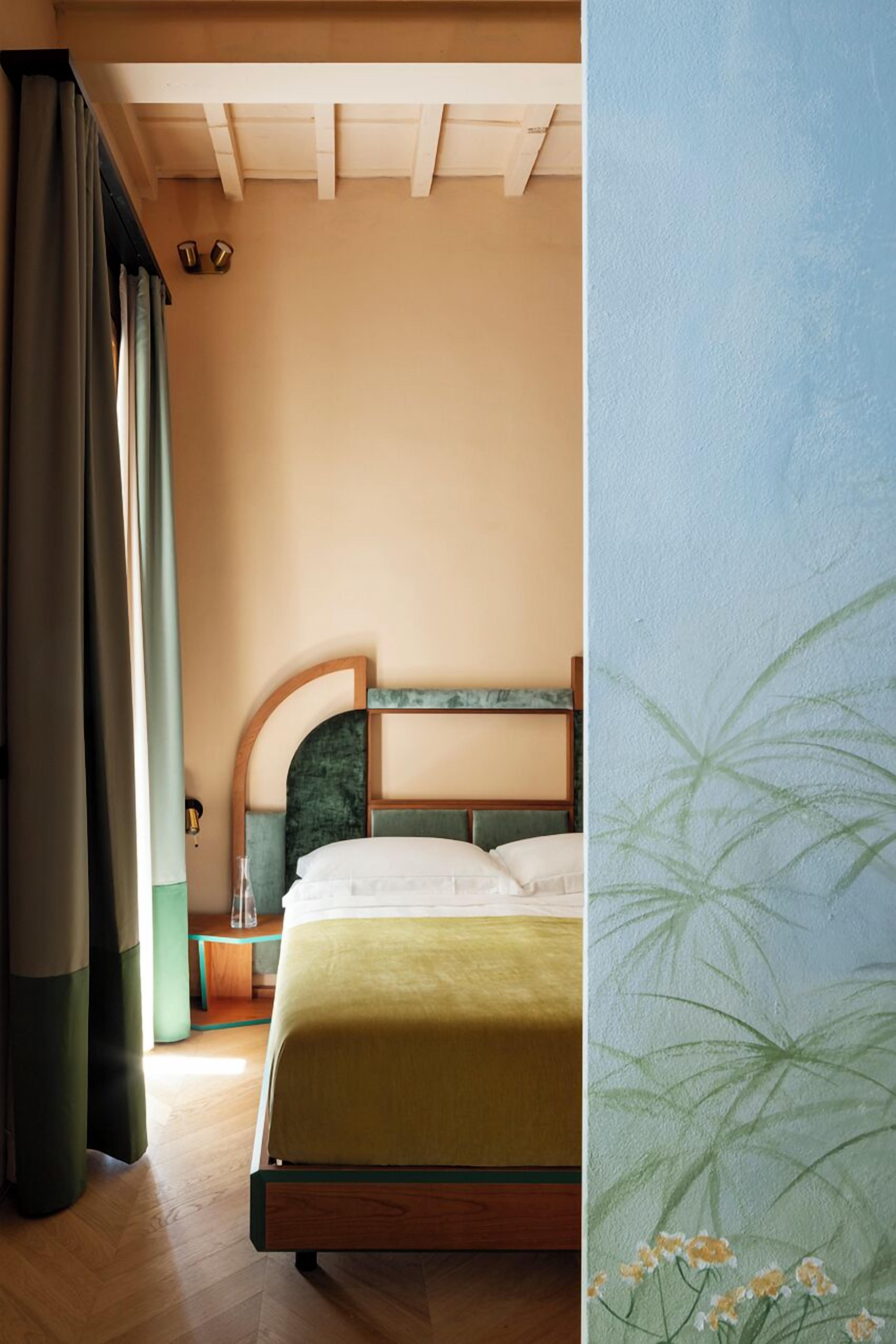 Un dormitorio con cama, cabecero de madera y mesita de noche.