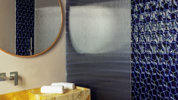 Habitación superior | Baño | Regadera, regadera tipo lluvia, amenidades de baño de diseñador