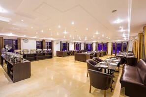 Restaurant - Hotel Vaapi Comfort inn (Bhimtal)