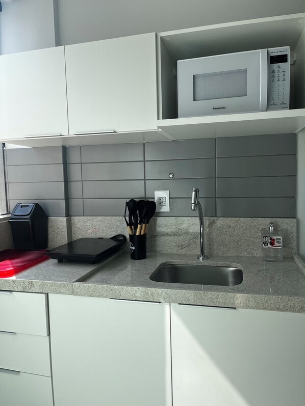 Microwave, stovetop - Modern and Practical Studio Apartment in the Heart of Lavras (Dos Ipês Lavras)