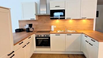 Apartment | Private kitchen | Cookware/dishes/utensils