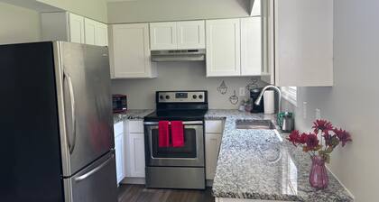 Parent Retreat. Charming 2-bedroom apartment walkable to campus