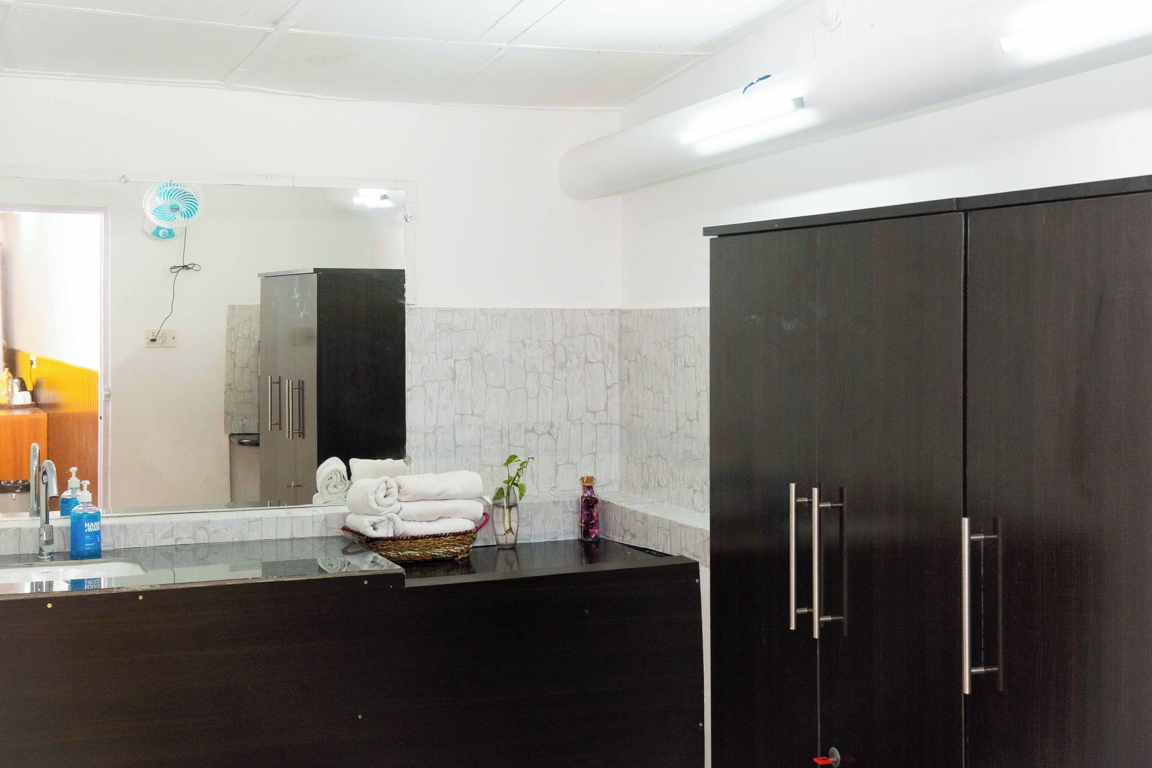 Signature Studio Suite | Bathroom