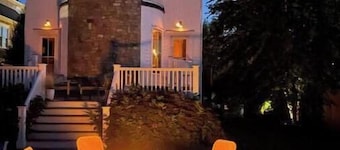 Walk to Beach! 4 Bedroom, 4.5 bath
