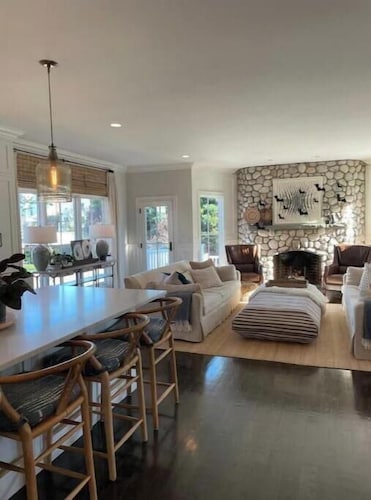 Walk to Beach! 4 Bedroom, 4.5 bath