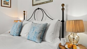 3 bedrooms, iron/ironing board, free WiFi, bed sheets - Prestbury Stables, Cheltenham  - sleeps 4 guests in 3 bedrooms (Cheltenham)