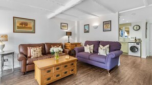 TV, fireplace - Prestbury Stables, Cheltenham  - sleeps 4 guests in 3 bedrooms (Cheltenham)