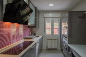 Frigorífico, microondas, horno y placa de cocina