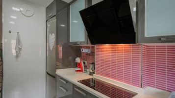 Een koelkast, een magnetron, een oven, een vaatwasser